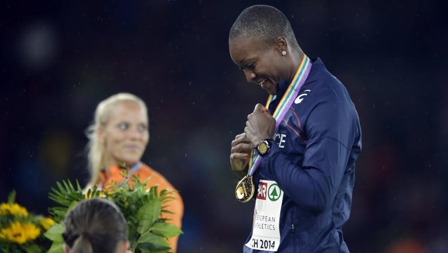 Antoinette Nana Djimou sur le podium avec sa médaille d'or à Zurich le 15 août 2014