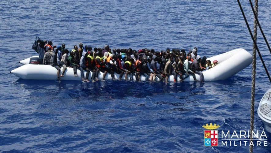Photo fournie par la Marine italienne montrant une opération de sauvetage de migrants en Méditarranée au large des côtes libyennes, le 23 juin 2016