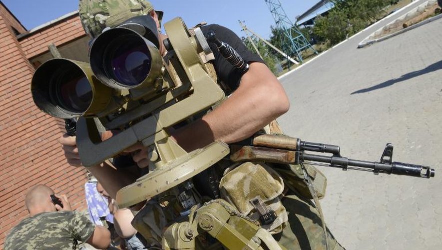 Un garde-frontière ukrainien surveille un point de passage avec la Russie le 15 août à  Novoazovsk (région de Donetsk)
