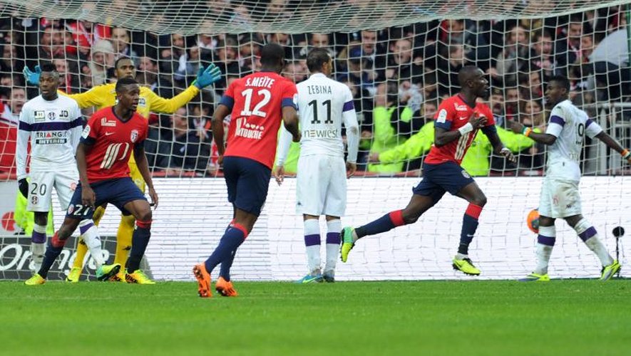 Le défenseur sénégalais de Lille Pape Souaré (d) marque le but la victoire contre Toulouse, le 24 novembre 2013 à Villeneuve-d'Ascq