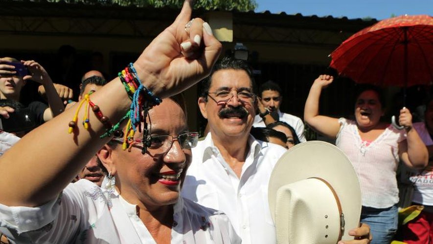 La candidate Xiomara Castro, épouse de l'ex-président renversé Manuel Zelaya, vient de voter à Catacamas, lors de l'élection présidentielle au Honduras, le 24 novembre 2013