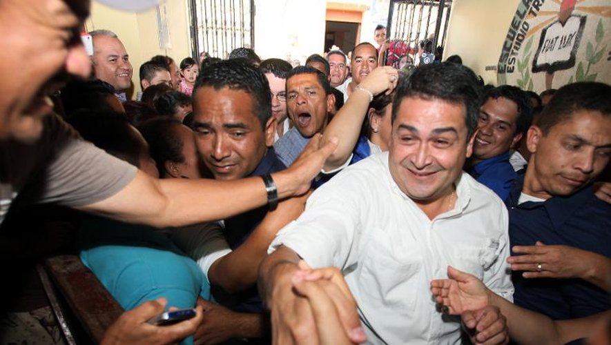 Le candidat à la présidence du Honduras Juan Orlando Hernandez au milieu de ses partisans, à Gracias le 24 novembre 2013