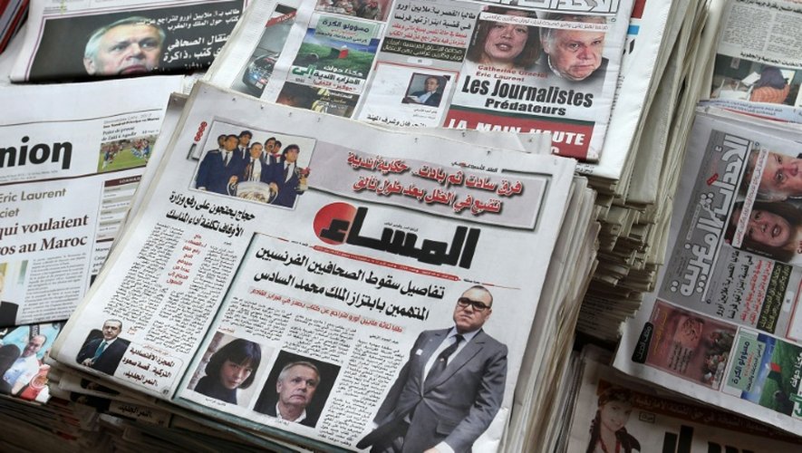 Les journaux marocains pris en photo le 29 août 2015 à Rabat avec en couverture les portraits des deux journalistes Eric Laurent et Catherine Graciet, mis en examen pour chantage à l'encontre du roi du Maroc