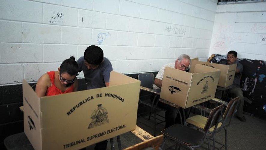 Des électeurs votent à Tegucigalpa, à l'occasion de l'élection présidentielle, le 24 novembre 2013
