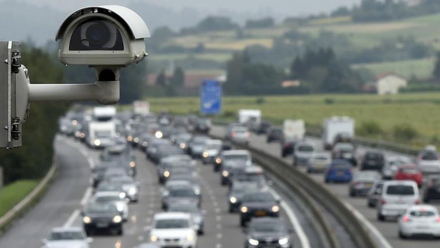 Une caméra de surveillance filme la circulation très dense sur l'A7 au péage de Vienne (Isère), le 2 août 2014