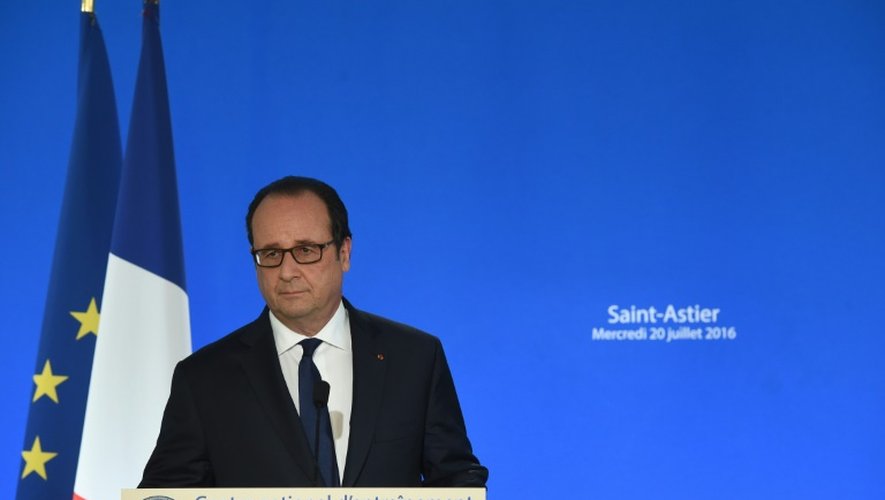 François Hollande a rendu hommage aux soldats français morts en Libye, lors de sa visite au Centre national d'entraînement des forces de gendarmerie de Saint-Astier (Dordogne), le 20 juillet 2016