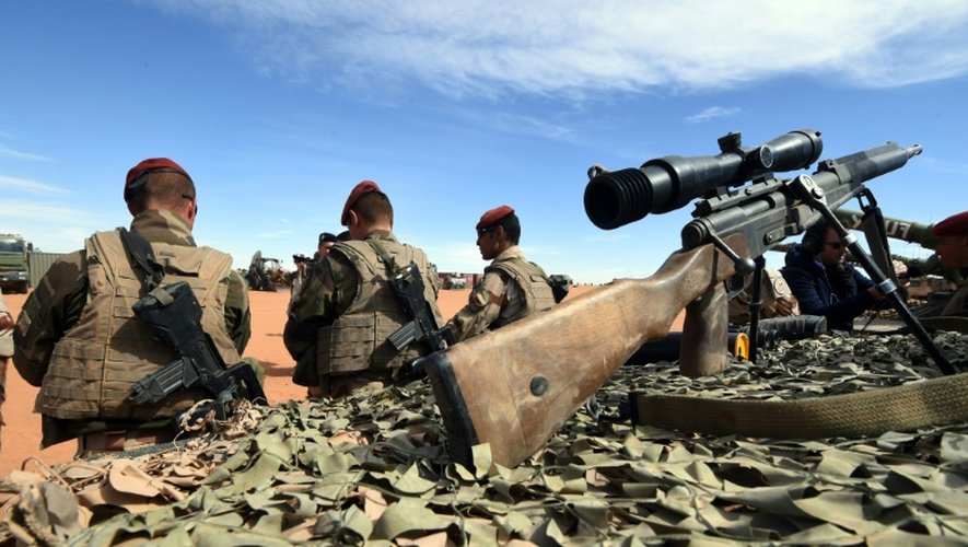 Des militaires français de l'opération Barkhane le 1er janvier 2015 à Madama au Niger à la frontière avec la Libye