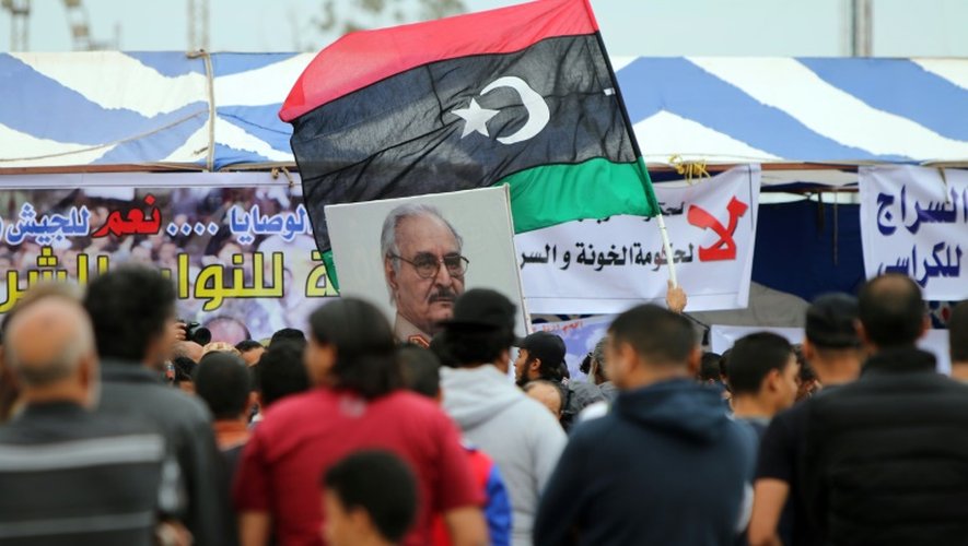 Le portrait du général Khalifa Haftar, chef proclamé de l'armée nationale libyenne (ANL), brandi dans une manifestation à Benghazi, le 6 mai 2016
