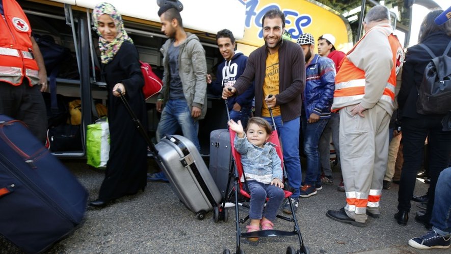 Des réfugiés syriens, irakiens et érythréens à leur arrivée le 9 septembre 2015 à Champagne-sur-Seine