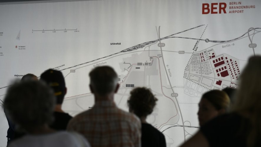 Des visiteurs regardent les plans du futur aéroport international de Berlin, non achevé, lors d'une visite guidée, le 1er septembre 2015
