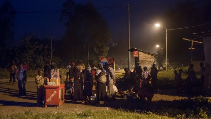 Des gens se rassemblent dans les rues éclairées à Bugara, le 17 juillet 2016