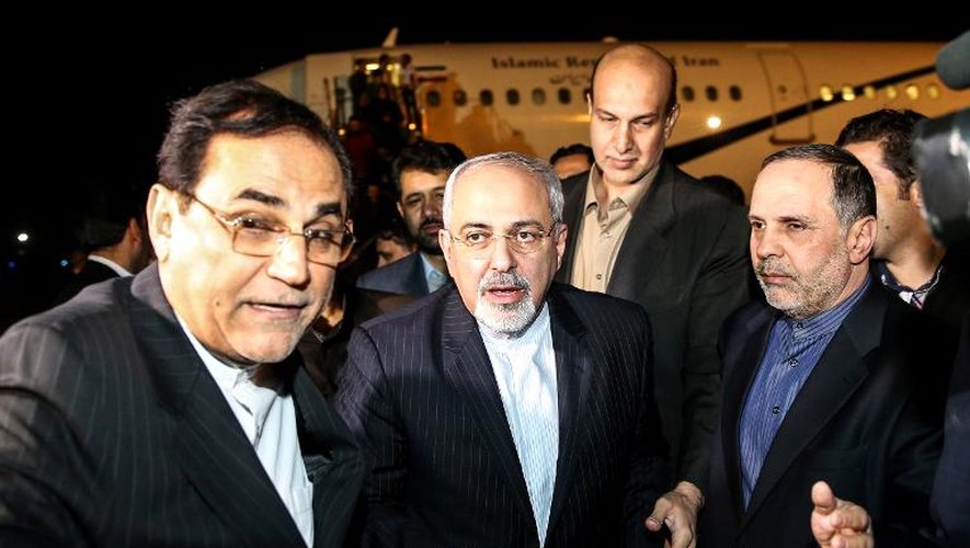 Le ministre iranien des Affaires étrangères Mohammad Javad Zarif à son arrivée à l'aéroport de Téhéran le 24 novembre 2013 de retour de Genève