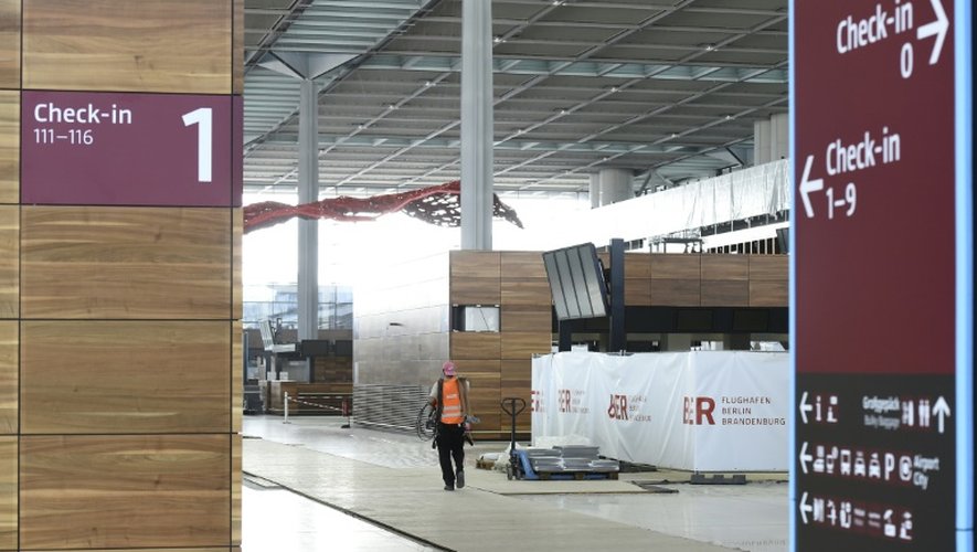 Un ouvrier marche dans un hall du futur aéroport international de Berlin, non achevé, le 1er septembre 2015 en Allemagne