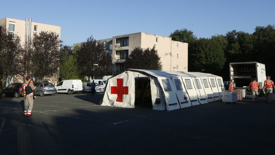 Des membres de la Croix-Rouge préparent l'arrivée des réfugiés à Champagne-sur-Seine