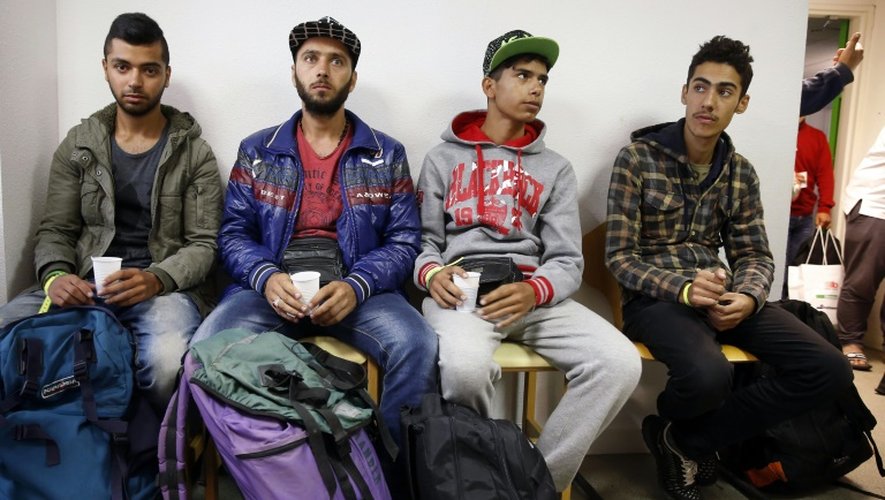 Quelques uns des migrants arrivés d'Allemagne attendent qu'on leur attribue une chambre dans la résidence étudiante Armade de Champagne-sur-Seine, en Seine-et-Marne