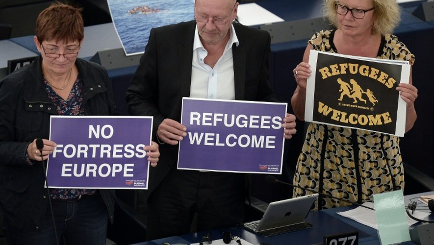 Des membres du Parlement européen à Strasbourg brandissent des affichettes où est inscrit "Pas de forteresse Europe" ou encore "Bienvenue aux réfugiés"