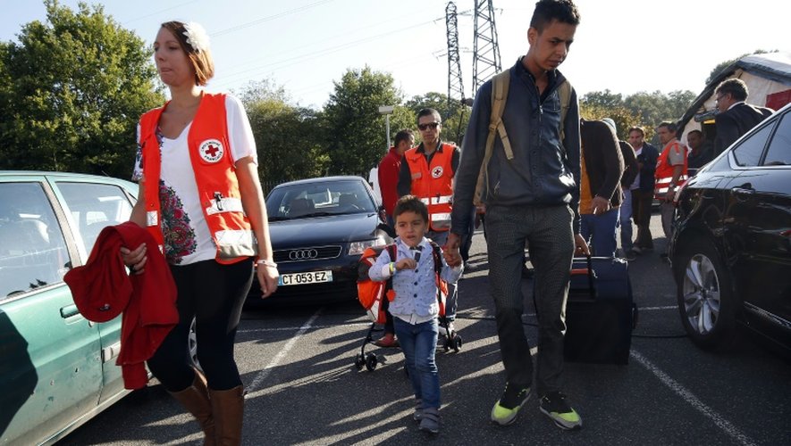 Quelques uns des 93 migrants arrivés d'Allemagne à Champagne-sur-Seine, en Seine-et-Marne, accompagnés par des membres de la Croix-Rouge française