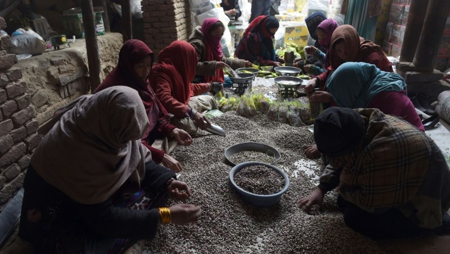 Des paysannes afghanes préparent des pistaches à Kaboul, le 31 décembre 2014