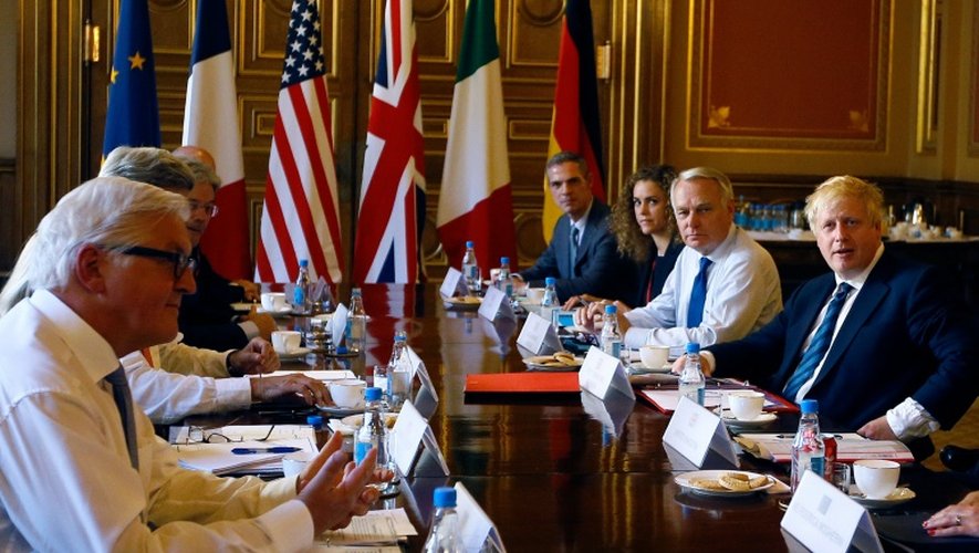 Le ministre britannique des Affaires étrangères Boris Johnson (d) préside une réunion de ses homologues consacrée à la situation en Syrie à Londres le 19 juillet 2016