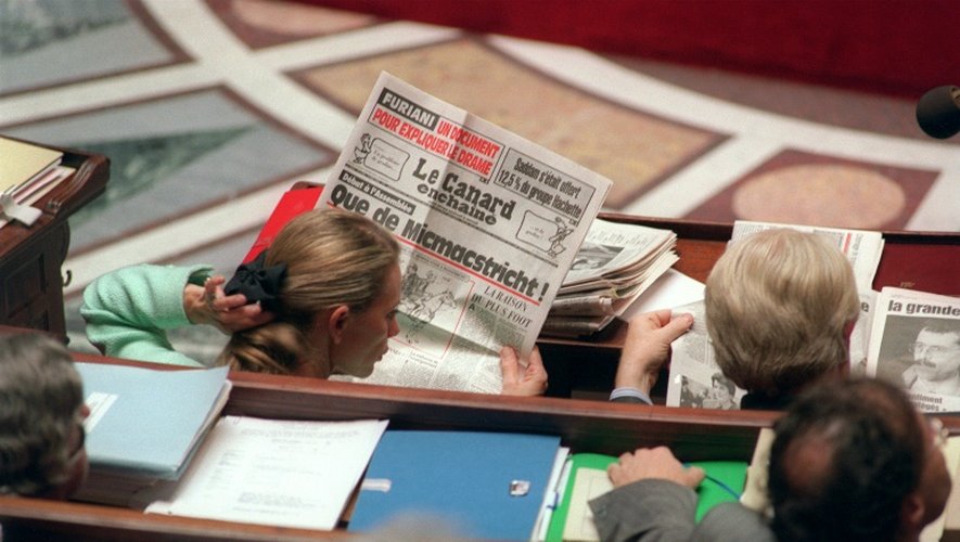 Elisabeth Guigou, secrétaire d'Etat chargée des Affaires Européennes, lit l'hebdomadaire satirique le Canard Enchaîné qui titre "Que de Micmacstricht!, lors des débats sur le traité de Maastricht le 13 mai 1992 à l'Assemblée Nationale