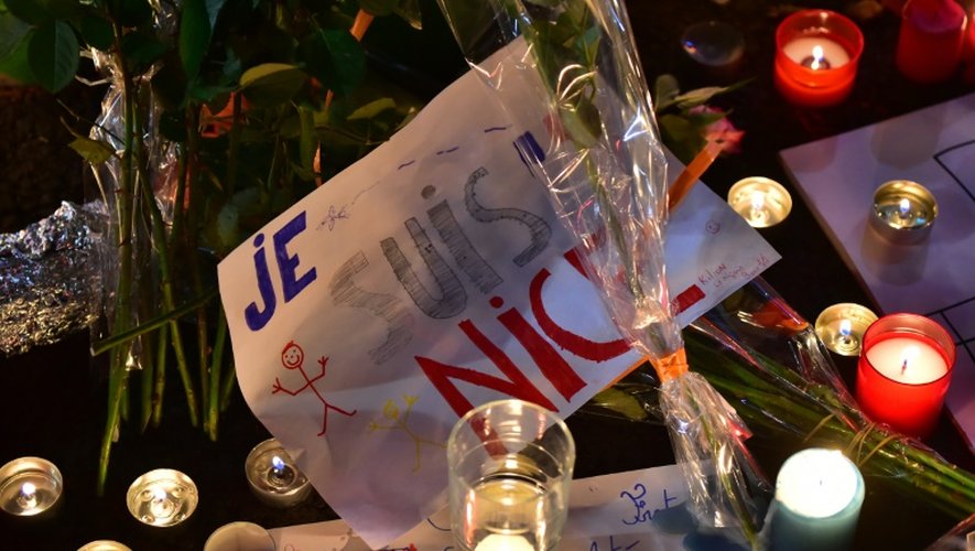 Fleurs et bougies en hommage aux victimes de l'attentat le 15 juillet 2016 à Nice