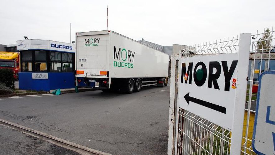 Un camion arrive sur le site du transporteur de colis Mory Ducros à Gonesse (Val d'Oise), le 22 novembre 2013