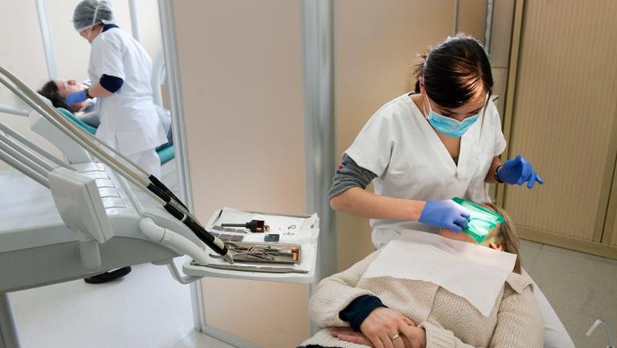 Une étudiante en chirurgie dentaire soigne un patient le 23 février 2012 au service dentaire des Hospices civils de Lyon