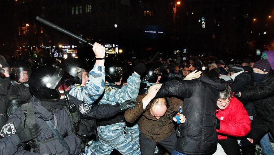 Heurts entre manifestants et policiers le 24 novembre 2013 à Kiev