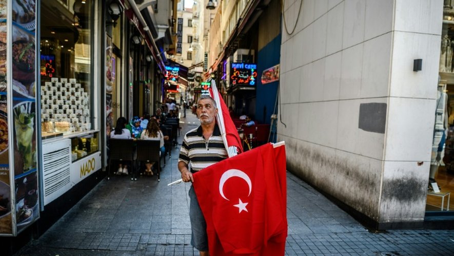 Un homme vend le drapeau national turc à Istanbul le 21 juillet 2016