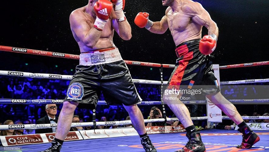 Le lourd-léger français Arsen Goulamirian (à droite), toujours invaincu, remettra-t-il sa ceinture intercontinentale WBA face au Russe Andrey Knyazev ?