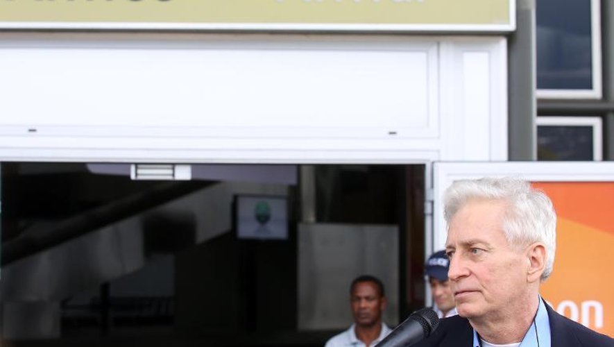 L'ex-otage Francis Collomp s'exprime à l'aéroport de Sainte-Marie de la Réunion, le 25 novembre 2013