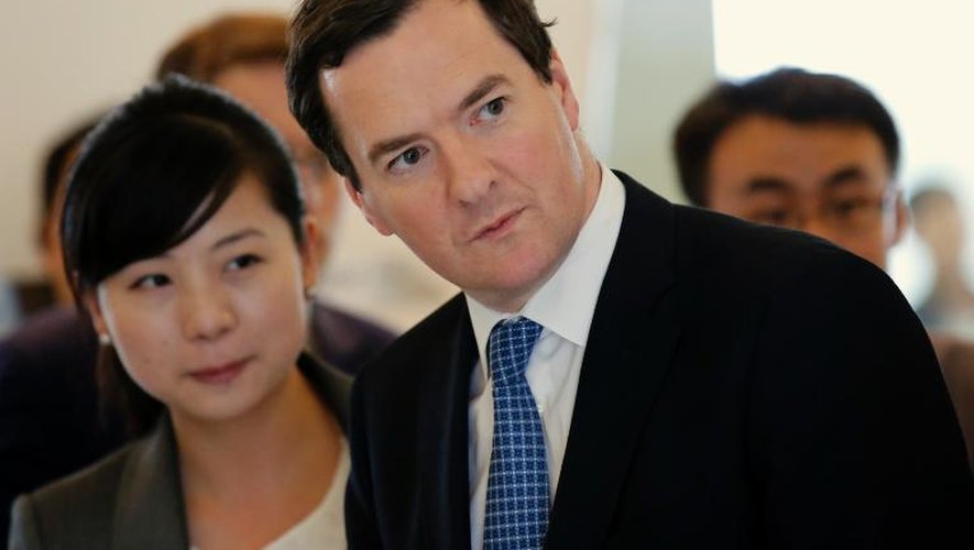 Le ministre britannique des Finances George Osborne (c), le 14 octobre 2013 à Pékin
