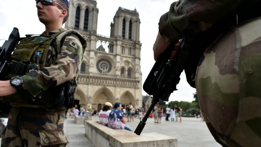 Des fusiliers marins patrouillent sur la parvis de Notre-Dame de Paris, dans le cadre de l'opération Sentinelle, le 20 juillet 2016