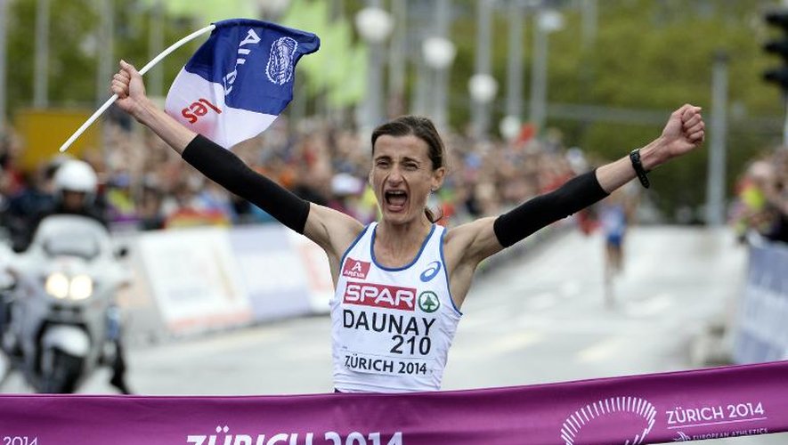 La Française Christelle Daunay célèbre sa victoire lors du marathon des championnats d'Europe d'athlétisme, le 16 août 2014 à Zurich.