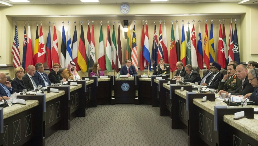 Les ministres de la Défense des pays membre de la coalition internationale contre l'EI réunis sur l'immense base aérienne d'Andrews à Maryland, le 20 juillet 2016