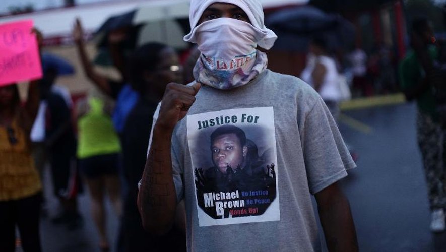 Un homme manifeste après la mort d'un jeune Noir tué par un policier, le 15 août 2014 à Ferguson dans le Missouri