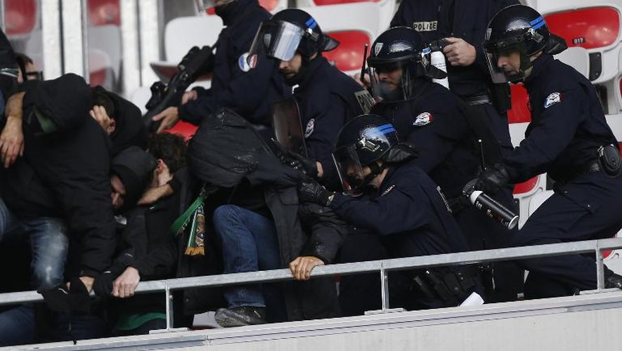 Affrontements entre supporters et forces de l'ordre dans les tribunes du stade de l'Allianz Arena de Nice avant le coup d'envoi du match de Ligue 1 entre Nice et Saint-Etienne le 24 novembre 2013
