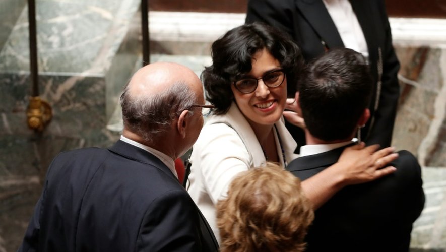 Manuel Valls embrasse Myriam El Khomri après avoir annoncé le recours à l'article 49.3 le 20 juillet 2016 à l'Assemblée nationale à Paris