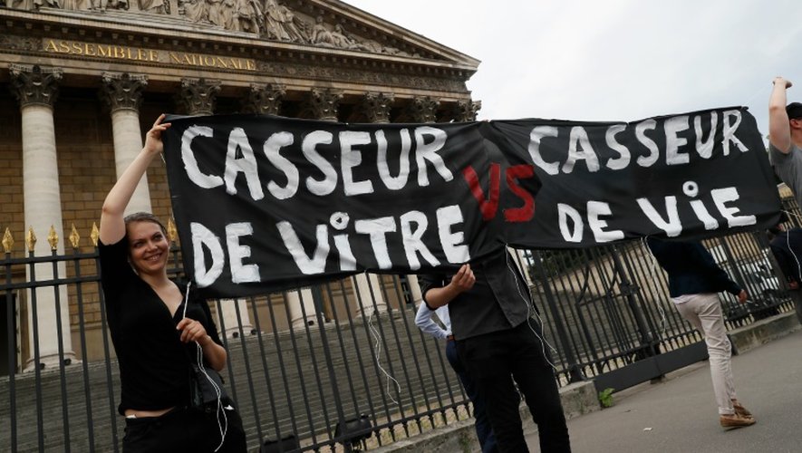 Des militants du mouvement Nuit Debout devant l'Assemblée nationale, lors de l'adoption du projet de loi travail, le 20 juillet 2016 à Paris