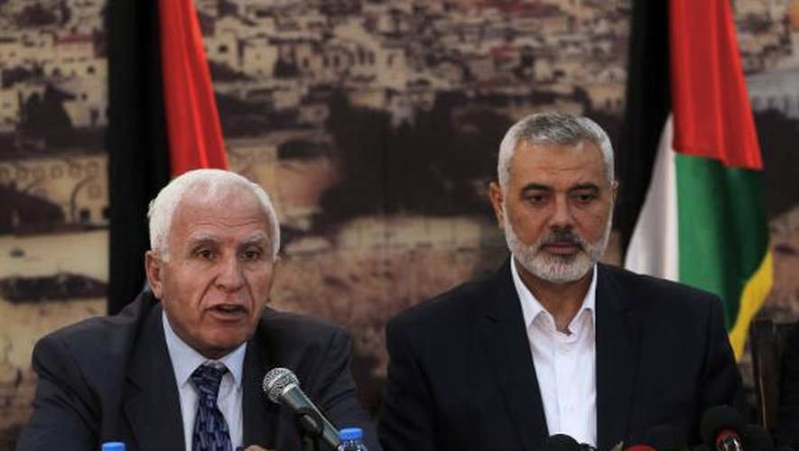 Azzam al-Ahmad, chef de la délégation palestinienne et dirigeant du Fatah (g) avec Ismaïl Haniyeh, dirigeant du Hamas,le 23 avril 2014 à Gaza