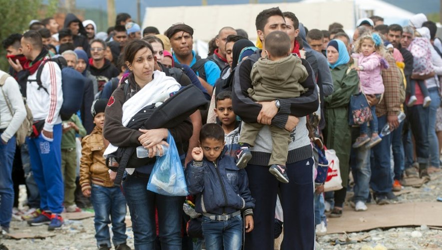 Des migrants traversent la frontière entre la Grèce et la Macédoine à Gevgelija, le 8 septembre 2015