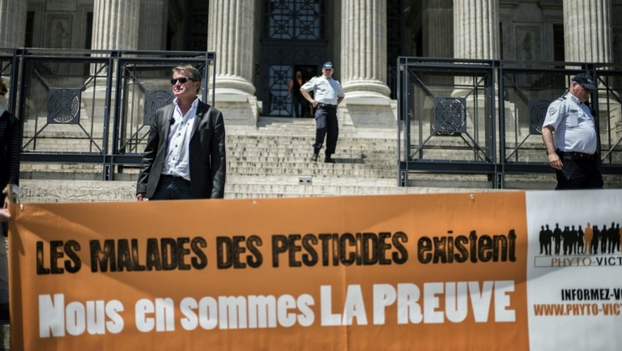 L'agriculteur Paul François arrive au tribunal de Lyon avant l'ouverture du procès en appel contre Monsanto le 28 mai 2015