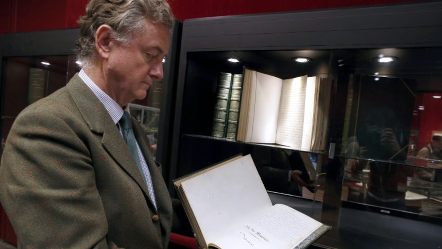 Un commissaire-priseur présente le manuscrit des Mémoires d'outre-tombe de Chateaubriand, le 25 novembre 2013 à l'Hôtel Drouot à Paris
