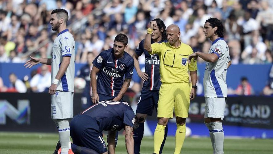 L'attaquant du PSG Zlatan Ibrahimovic à terre, blessé aux côtes, contre Bastia le 16 août 2014 au Parc des Princes