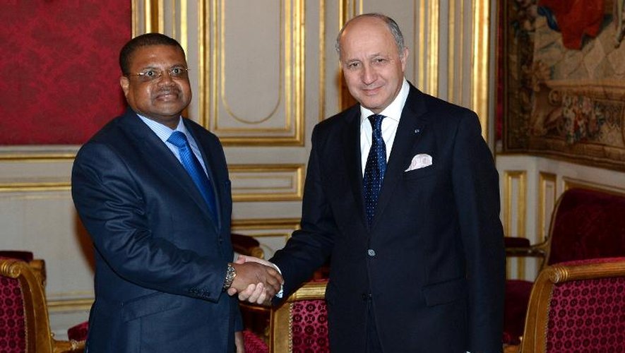 Le Premier ministre centrafricain Nicolas Tiangaye reçu par Laurent Fabius le 25 novembre 2013 à Paris