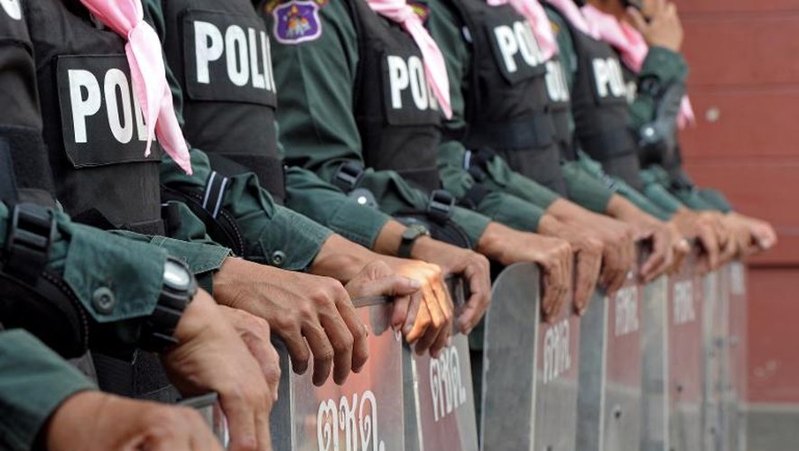 La police anti-émeutes devant le parlement thaïlandais à Bangkok, le 26 novembre 2013