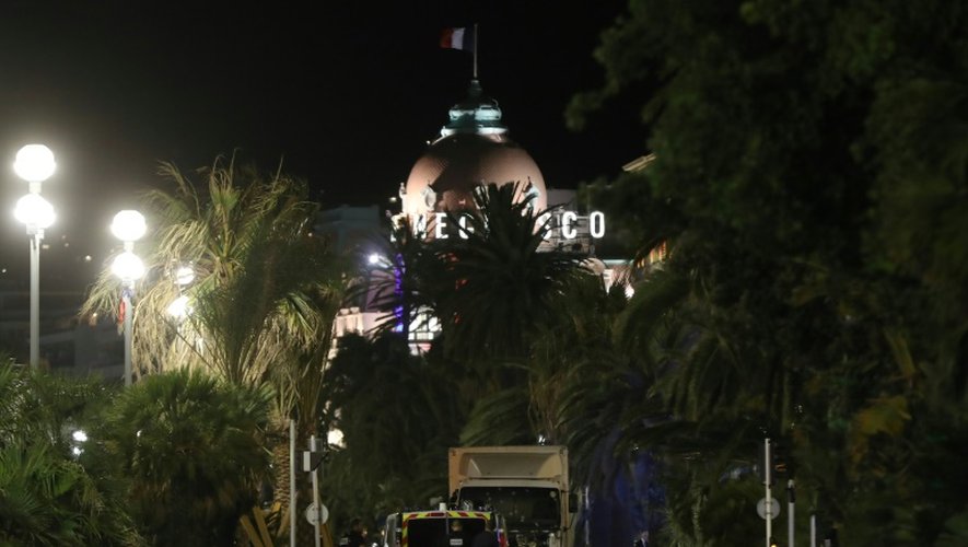 La police entoure le camion du meurtrier de la promenade des Anglais à Nice, le 14 juillet 2016