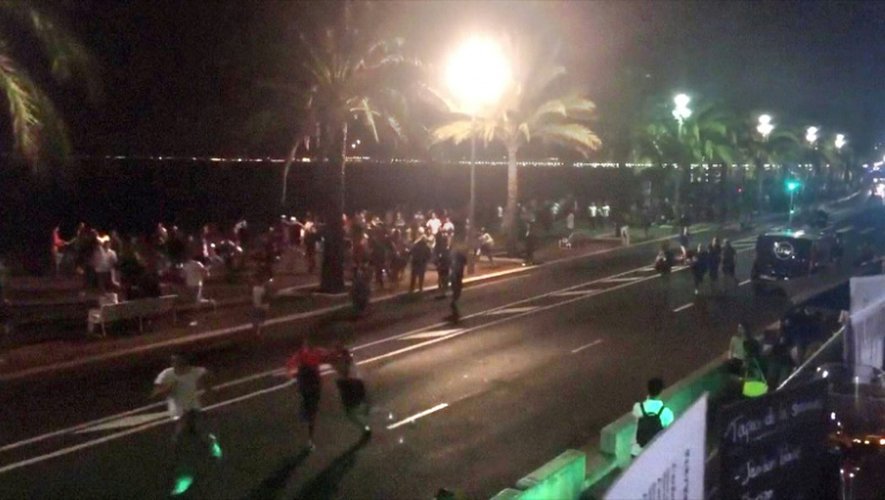 Une photo tirée d'une vidéo du compte Twitter de harp_detectives montre des gens s'enfuyant sur la promenade des Anglais, à Nice le 14 juillet 2016
