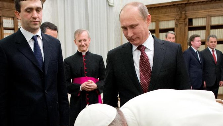 Le pape François embrasse l'icône de la Vierge de Vladimir le 25 novembre 2013 au Vatican
