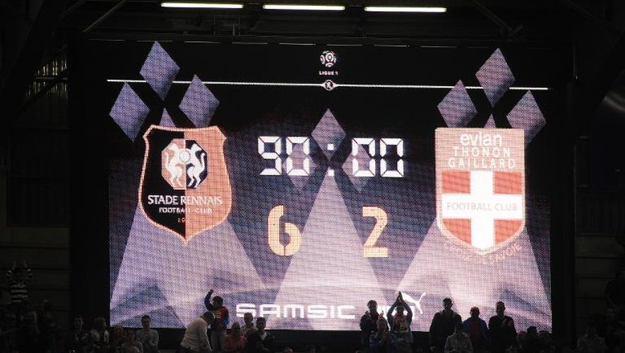 Le score fleuve du match Rennes-Evian/Thonon sur un écran géant du stade de la Route de Lorient, le 16 août 2014